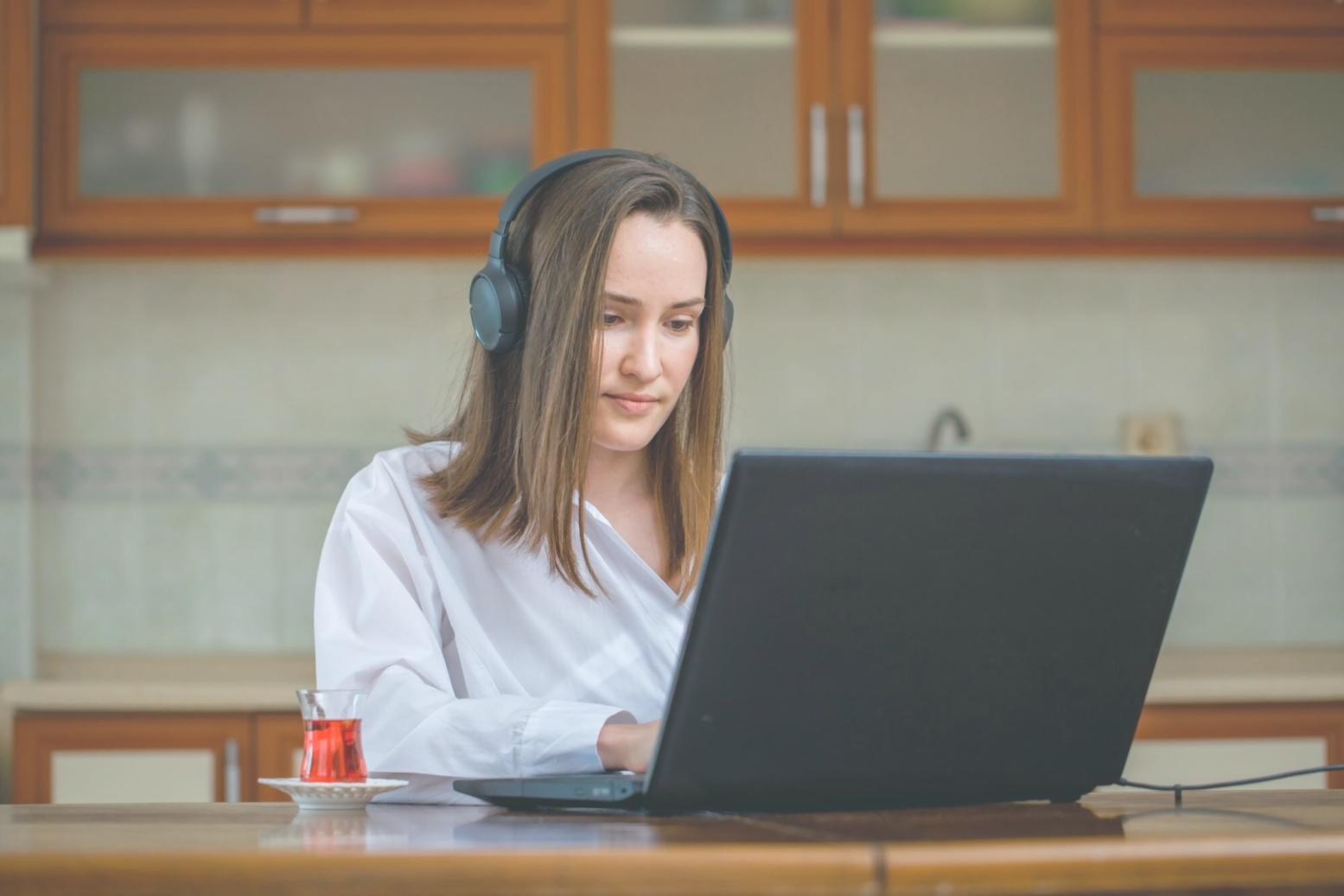 Collaboration en équipe sur projet financier