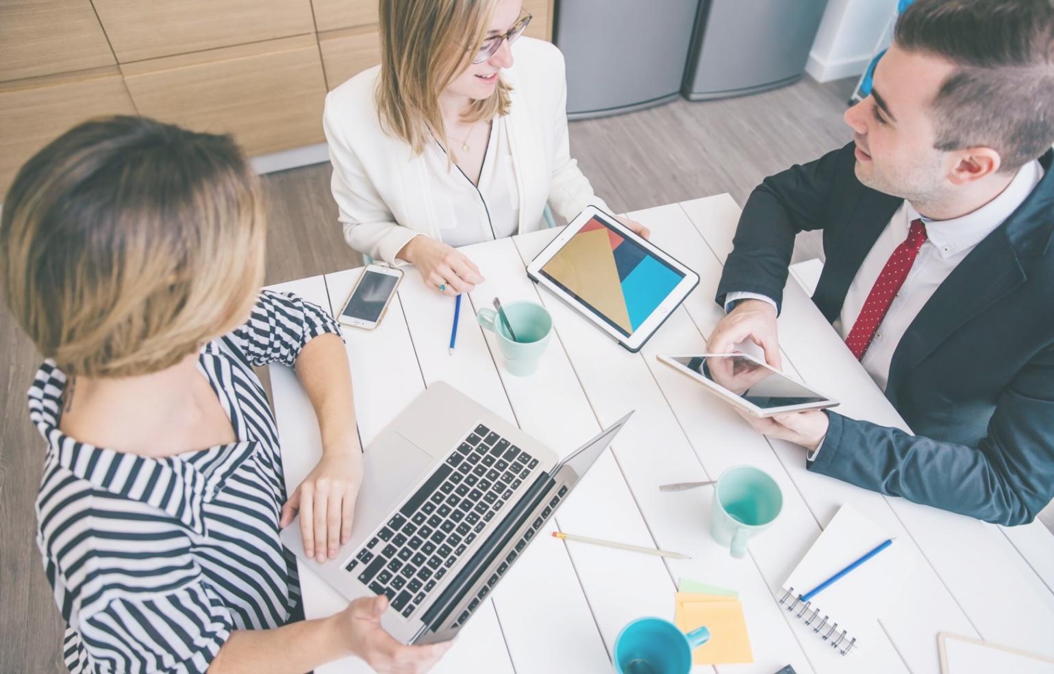 Espace de travail moderne avec analyse financière